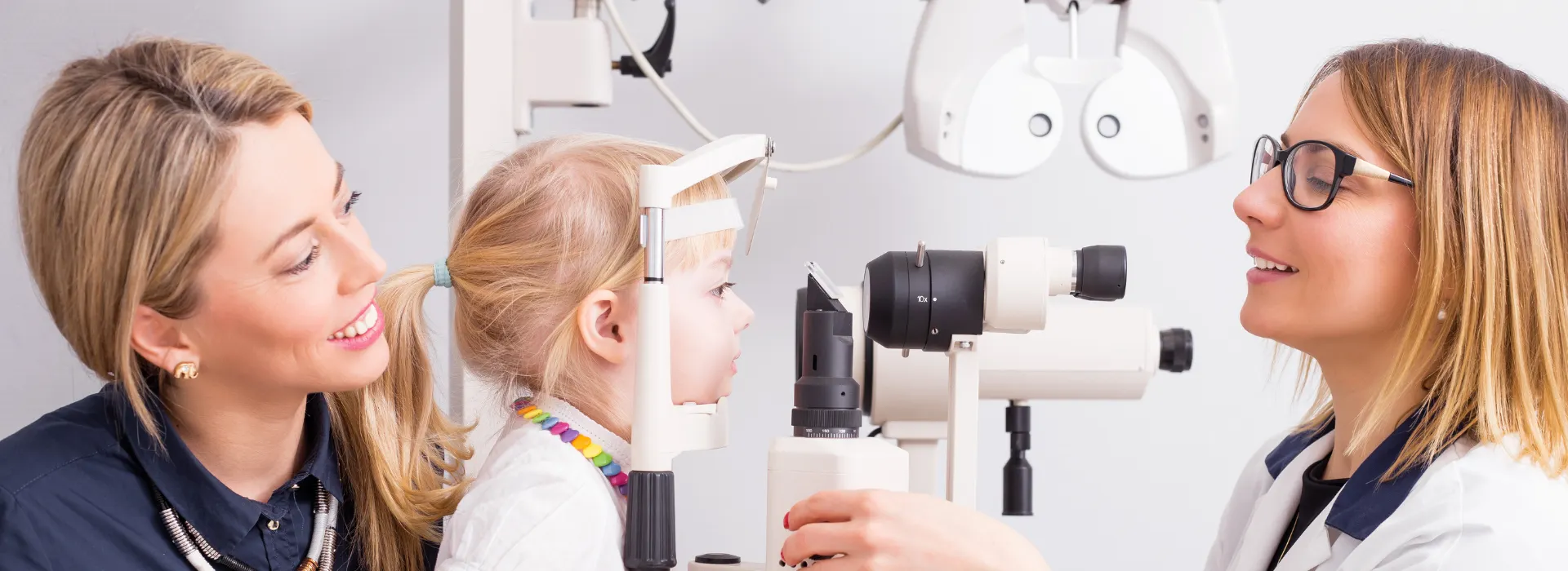 Mamma ar bērnu vizītē pie optometrista